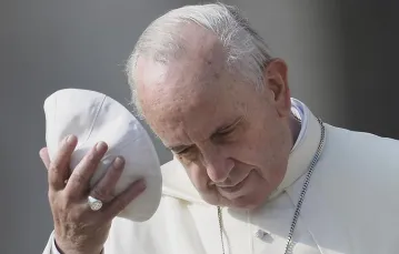 Papież na placu św. Piotra, 30 października 2013 r. / Fot. Gabriel Bouys / AFP / EAST NEWS