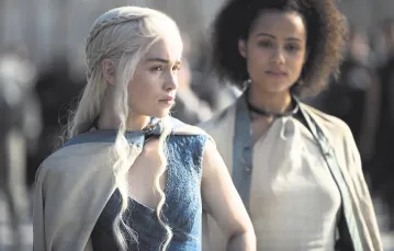 Emilia Clarke jako Daenerys Targaryen i Nathalie Emmanuel jako Missandei w serialu „Gra o tron” / Fot. HBO