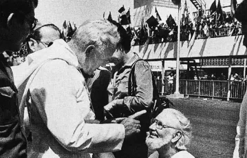 Zetknięcie z komunizmem miało wpływ na stosunek Jana Pawła II do teologii wyzwolenia. Zdjęcie papieża upominającego na lotnisku w Nikaragui w 1983 r. Ernesto Cardenala, suspendowanego księdza-poetę, ministra kultury w lewicowym rządzie, obiegło świat. / Fot. Domena Publiczna