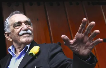 Gabriel García Márquez wita gości na swym ostatnim przyjęciu urodzinowym. Mexico City, 6 marca 2014 r. / Fot. Edgard Garrido / REUTERS / FORUM