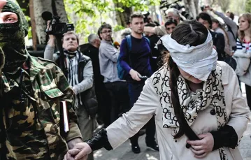 Rosyjscy separatyści zatrzymują ukraińską dziennikarkę Irmę Krat. Sławiańsk, 21 kwietnia 2014 r. / Fot. Evgeny Maloletka / AFP / EAST NEWS