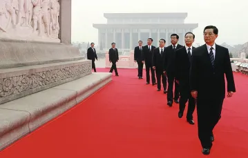 Chińscy przywódcy (obecny prezydent idzie jako piąty) pod pomnikiem bohaterów ludowych, 61. rocznica powstania ChRL, Pekin, październik 2010 r. / Fot. Xinhua / EYEVINE / EAST NEWS