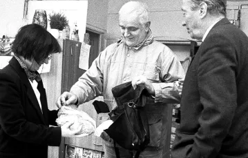 Do redakcji „Tygodnika” często przynosił świeży chleb. Na zdjęciu z Katarzyną Morstin i Krzysztofem Kozłowskim, Kraków, 2000 r. / Fot. Danuta Węgiel
