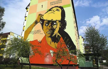 Antyrasistowski mural na ścianie bloku przy ul. Batalionów Chłopskich w Białymstoku. W kwietniu 2014 r. nieznani sprawcy oblali go białą farbą. / Fot. Anatol Chomicz / FORUM