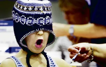 Gdy nie widać, mniej boli? Kilkuletni chłopiec w czasie akcji szczepień ochronnych przeciw tężcowi i odrze. Rotterdam, marzec 2008 r. / Fot. Robin Utrecht / AFP / EAST NEWS