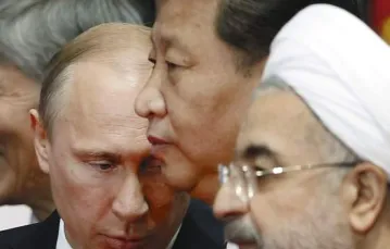 Władimir Putin, prezydent Chin Xi Jinping oraz prezydent Iranu Hassan Rouhani. Szanghaj, 21 maja 2014 r. / Fot. Aly Song / AP / EAST NEWS