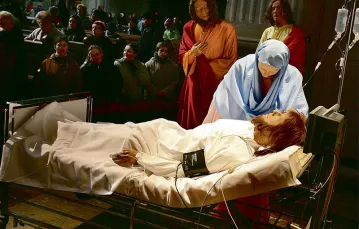 Jednym z powodów sporu między religią a medycyną jest kwestia eutanazji... Grób Pański w kościele św. Anny w Warszawie, kwiecień 2007 r. / Fot. Stefan Maszewski / REPORTER