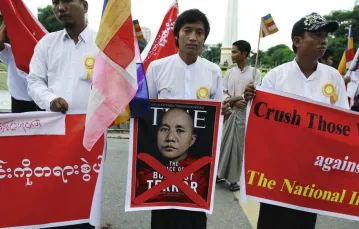 Demonstracja przeciwko magazynowi „Time”, który w 2013 r. umieścił na swojej okładce portret Ashina Wirathu z podpisem „Twarz buddyjskiego terroru”, Rangun, czerwiec 2013 r. / Fot. Soe Zeya Tun / REUTERS / FORUM