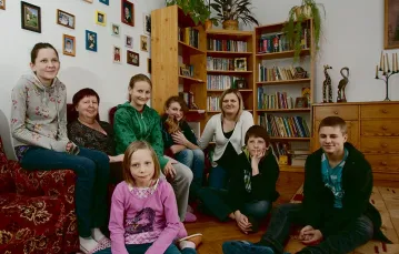 Danuta Ulidowicz pracuje w SOS Wiosce Dziecięcej w Biłgoraju od początku jej istnienia, czyli od 30 lat. W tym czasie wychowała już 17 dzieci. / Fot. Benno Neeleman