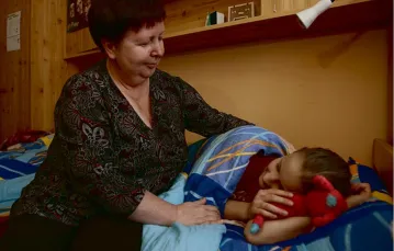 Danuta Ulidowicz pracuje w SOS Wiosce Dziecięcej w Biłgoraju od początku jej istnienia, czyli od 30 lat. W tym czasie wychowała już 17 dzieci. / Fot. Benno Neeleman 
