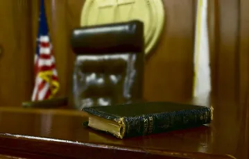Praktyką w sądach amerykańskich jest przysięga na Biblię. Ale świadek ma konstytucyjne prawo odmówić i zamiast tego złożyć przyrzeczenie. / Fot. MOODBOARD / CORBIS