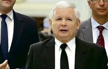 Jarosław Kaczyński w drodze na konferencję prasową na temat wotum zaufania dla rządu Donalda Tuska. Sejm, 9 lipca 2014 r. / Fot. Mariusz Grzelak / REPORTER
