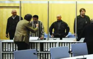 Proces „międzynarodówki" dżihadu. Wśród oskarżonych Fritz Gelowicz (czwarty od prawej), Düsseldorf, 2010 r. / Fot. Volker Hartmann / AFP / EAST NEWS