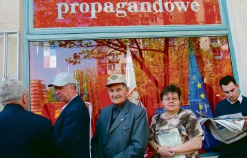 Kolejka po flagi Unii Europejskiej i Polski, dzień przed akcesją. Warszawa, 30 kwietnia 2004 r. / Fot. Andrzej Sidor / FORUM
