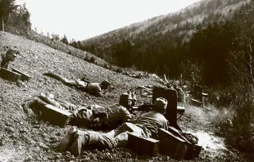 Polacy, żołnierze austriackiej 12. Dywizji Piechoty, zwanej „Krakowską”, atakują wzgórze Pustki koło Gorlic, maj 1915 r. / Fot. Narodowe Archiwum Cyfrowe