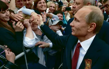 Prezydent Rosji witany przez mieszkańców Sewastopola w Dniu Zwycięstwa, 9 maja 2014 r. / Fot. Alexei Druzhinin / AP / EAST NEWS