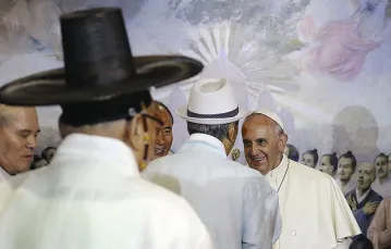 Rozmowa z przywódcami religijnymi przed rozpoczęciem mszy w seulskiej katedrze, 18 sierpnia 2014 r.  / Fot. Vincenzo Pinto / AFP / EAST NEWS