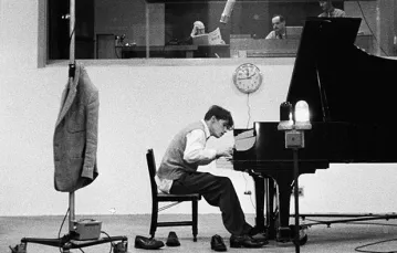 Glenn Gould w trakcie nagrywania utworów Bacha. Nowy Jork, 1 marca 1956 r. / Fot. Gordon Parks / GETTY IMAGES