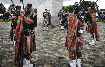 Przygotowania do obchodów 700. rocznicy bitwy pod Bannockburn, w tle pomnik Roberta Bruce’a, czerwiec 2014 r. / Fot. Andy Buchanan / AFP / EAST NEWS