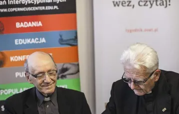 Ks. prof. Michał Heller i ks. Adam Boniecki parafują umowę, Kraków, 5 września 2014 r. / Fot. Grażyna Makara