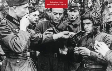 Żołnierze Wehrmachtu i Armii Czerwonej w zdobytym wspólnie Brześciu nad Bugiem, 20 września 1939 r. / Fot. AKG-Images / EAST NEWS