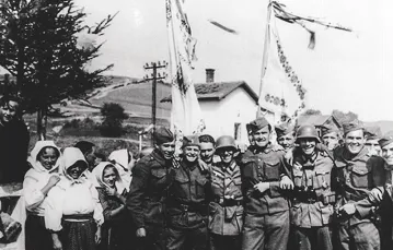 Słowaccy i niemieccy żołnierze w zajętej Komańczy. / Fot. DOMENA PUBLICZNA