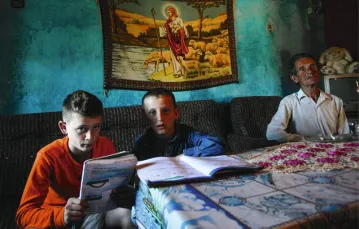 13-letni Amarildo i jego młodszy brat Nikolin nigdy nie wyszli z domu: za progiem, wedle wciąż tu przestrzeganego prawa zwyczajowego, grozi im śmierć. Północna Albania, wrzesień 2013 r. / Fot. Gent Shkullaku / AFP / EAST NEWS