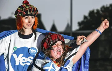 Edynburg, 18 września: 24-letnia Debbie Ramsay i 8-letni Gian Smith mają jeszcze nadzieję, że referendum skończy się po ich myśli. / Fot. Christopher Furlong / GETTY IMAGES