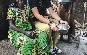 Szymon Hołownia w kuchni szpitala Sióstr od Aniołów, wspieranego przez jego fundację. Ntamugenga, Kongo, lipiec 2014 r. / Fot. Archiwum Szymona Hołowni