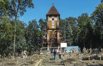 Odbudowana gontyna na cmentarzu wojennym na wzgórzu Pustki koło Łużnej, wrzesień 2014 r. / Fot. Urząd Gminy Łużna-Pustki