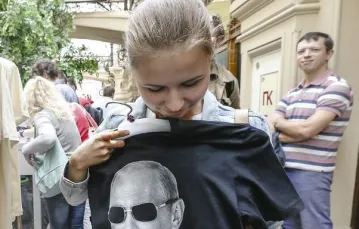 Koszulka z kolekcji powstałej na fali sukcesów po igrzyskach w Soczi. Moskwa, czerwiec 2014 r. / Fot. Sergei Karpukhin / REUTERS / FORUM