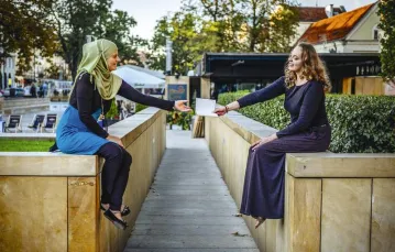 Scarlett (w hidżabie) i Joanna – konwertytki na islam. Warszawa, wrzesień 2014 r. / Fot. Maksymilian Rigamonti dla „TP”
