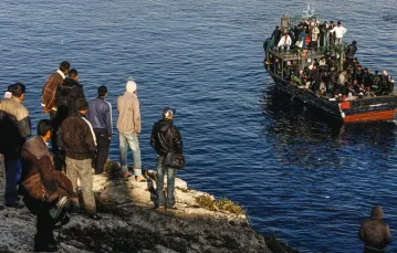 Wybrzeże Lampedusy, tu przybijają łodzie z imigrantami z Afryki, 2011 r. / Fot. Alessandra Benedetti / CORBIS