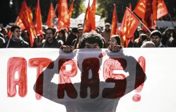 Antyrządowe protesty bezrobotnej młodzieży w Hiszpanii, październik 2013 r. / Fot. Andres Kudacki / APTOPIX / AP / EAST NEWS
