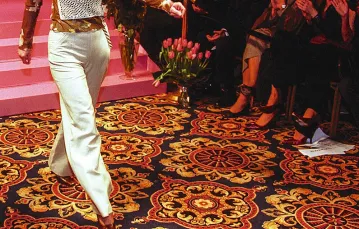 Ewa Kopacz na charytatywnym pokazie mody „Kobiety kobietom”. Hotel Sheraton, Warszawa, 9 marca 2002 r. / Fot. Wojtek Stein / REPORTER