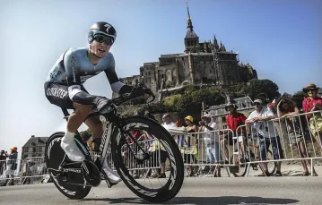 Michał Kwiatkowski u stóp Mont-Saint-Michel podczas wyścigu Tour de France, czerwiec 2013 r. / Fot. Laurent Cipriani / AP / EAST NEWS
