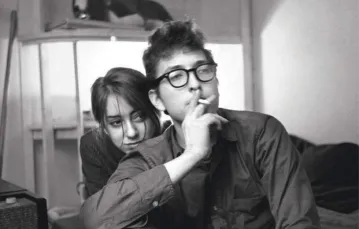 Bob Dylan ze swoją dziewczyną Suze Rotolo, Nowy Jork, styczeń 1962 r.  / Fot. Ted Russell / POLARIS / EAST NEWS