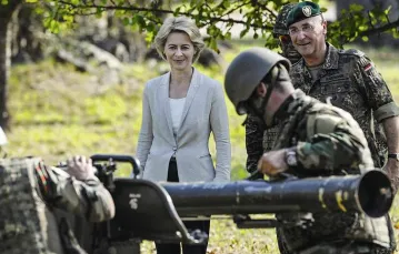 Minister obrony Ursula von der Leyen ogląda ćwiczenia Kurdów w niemieckiej bazie, październik 2014 r. / Fot. Jens-Ulrich Koch / AFP / EAST NEWS