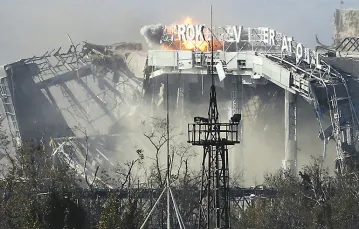 Płonie zniszczony główny terminal lotniska w Doniecku. 8 października 2014 r. / Fot. Dmitry Lovetsky / AP / EAST NEWS
