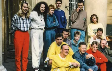 Cornelia Eggert (blondynka w czerwonych spodniach) wraz z innymi uciekinierami z NRD w seminarium duchownym w Tarchominie, gdzie znaleźli schronienie. Dresy otrzymali z Czerwonego Krzyża; jesień 1989 r. / Fot. Archiwum Cornelii Eggert