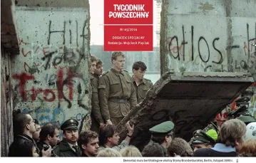 Okładka dodatku „Jak obalano mur”. Na zdjęciu demontaż muru berlińskiego w okolicy Bramy Brandenburskiej, Berlin, listopad 1989 r. / Fot. Lionel Cironneau / AP / EAST NEWS