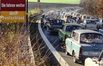 Kolumna trabantów z NRD wjeżdża do Niemiec Zachodnich w dzień po otwarciu granicy; 10 listopada 1989 r. / Fot. Frank Leonhardt / DPA / CORBIS