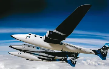 SpaceShipTwo jest wynoszony na wysokość ponad 15 km przez dwukadłubowy samolot matkę. Następnie odpala silnik rakietowy, żeby wznieść się do granicy między atmosferą Ziemi a kosmosem. / Fot. Materiały prasowe Virgin Galactic