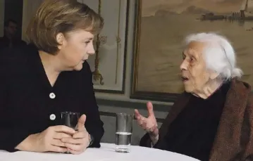 Angela Merkel i Freya von Moltke: kanclerz Niemiec spotkała się z wdową po ostatnim niemieckim właścicielu Kreisau/Krzyżowej w Vermont (USA), w 2007 r. / Fot. Fundacja im. Frei von Moltke