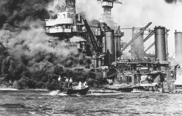 Okręty USA płoną po ataku Japończyków na Pearl Harbor, 7 grudnia 1941 r. / Fot. The Library of Congress