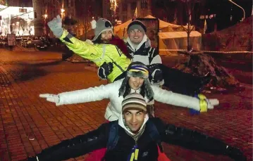 Taras (u góry), Ola, Natalia i Oleg na Majdanie, grudzień 2013 r. / Fot. Profil Tarasa Brusa