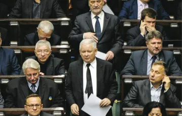 Jarosław Kaczyński i Antoni Macierewicz wśród posłów PiS, Warszawa, 28 listopada 2014 r. / Fot. Jan Bielecki / EAST NEWS