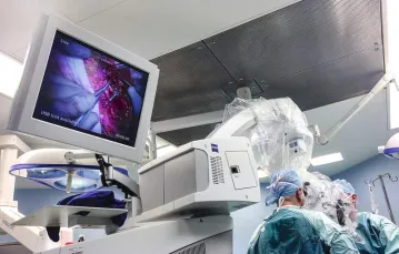 Zespół chirurgów w trakcie operacji przeszczepu twarzy Joanny. Centrum Onkologii w Gliwicach, 5 grudnia 2013 r. / Fot. Kasia Zaremba / SE / EAST NEWS