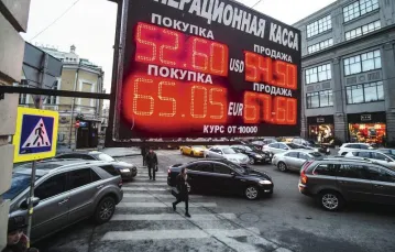 Wartość rosyjskiej waluty z dnia na dzień jest coraz niższa. Moskwa, 3 grudnia 2014 r. / Fot. Pavel Golovkin / AP / EAST NEWS