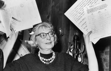 Jane Jacobs (1916–2006) na konferencji prasowej w Lions Head Restaurant. Greenwich Village, Nowy Jork, 5 grudnia 1961 r. / Fot. Phil Stanziola / NEW YORK WORLD-TELEGRAM AND THE SUN NEWSPAPER PHOTOGRAPH COLLECTION / LIBRARY